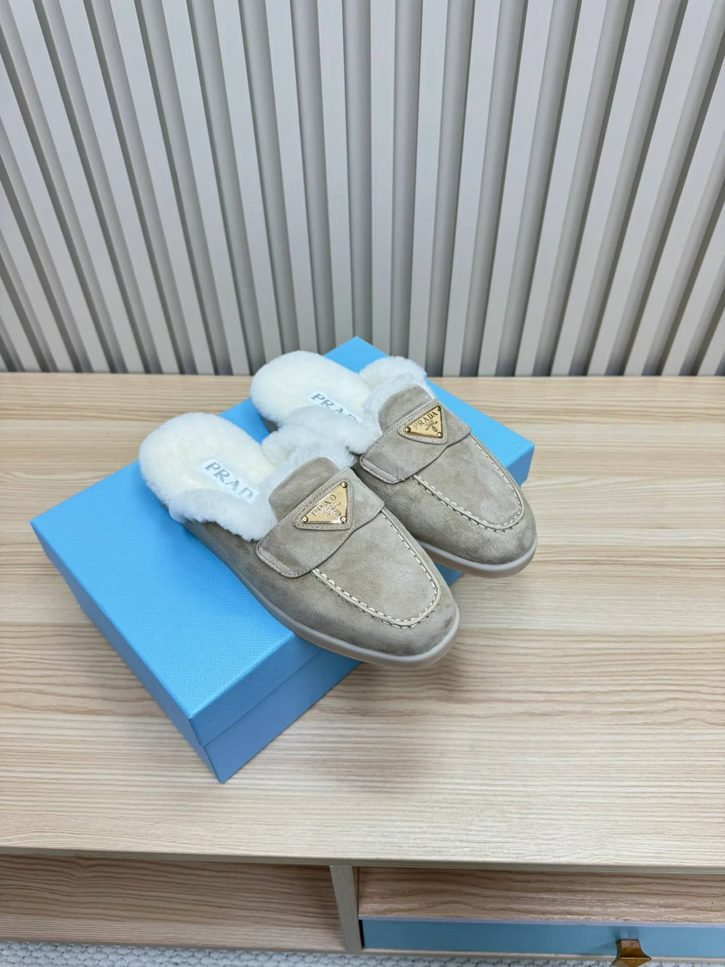 👟👟Ex-factory price 600👟👟 Prada / Prada (men and women) 24 new autumn and winter wool lining / loafers, wool collar echoes the design up and down! The Prada brand logo is outlined to highlight the high-end atmosphere! Made of sheepskin lining imported from Australia, the warmth retention effect in winter is great 👍 Fabric: Imported two-layer frosted cowhide Lining: Sheepskin imported from Australia One-piece Outsole: Original Tpu absorbent film outsole Female size: 35～41 (41 customized) Male size: 39～45 (45 customized)
